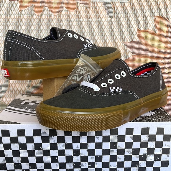Vans Men’s Skate Authentic
Raven/Gum
VNOA5FC8241
Sneakers - athletic shoes - Picture 9 of 16